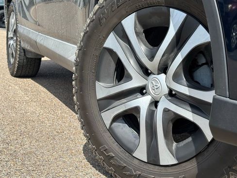 Used 2017 Toyota RAV4 LE image 2