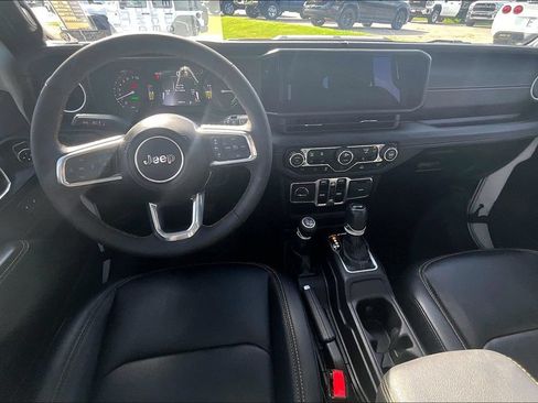 Used 2024 Jeep Wrangler Unlimited Sahara AWD/4WD image 15