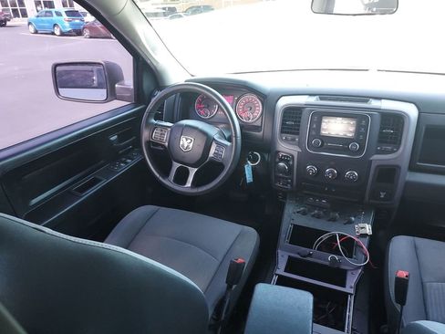 Used 2022 RAM 1500 4x4 Crew Cab Classic w/ Chrome Appearance Group image 15