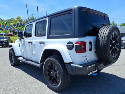Used 2023 Jeep Wrangler Unlimited Sahara w/ Cold Weather Group AWD/4WD image 4