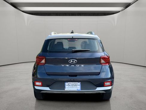 Certified 2022 Hyundai Venue Limited FWD image 4