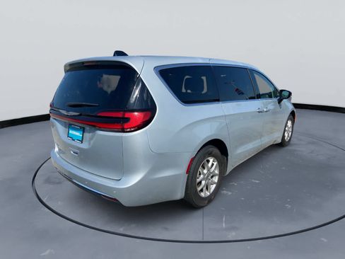 Used 2024 Chrysler Pacifica Touring-L FWD image 6
