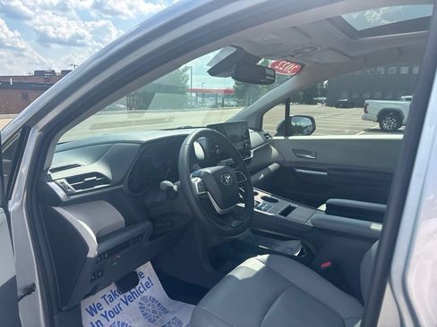 Used 2022 Toyota Sienna XLE FWD image 27