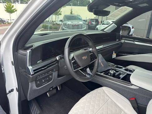 Used 2025 Cadillac Escalade ESV V AWD/4WD image 7