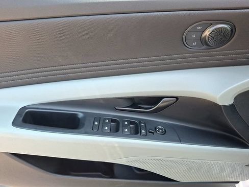 Used 2025 Hyundai Elantra Limited FWD image 14