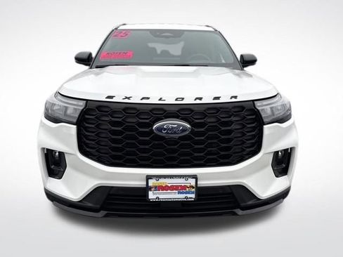 Used 2025 Ford Explorer ST-Line w/ ST-Line Street Pack image 8