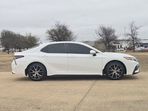 Used 2024 Toyota Camry SE image 7