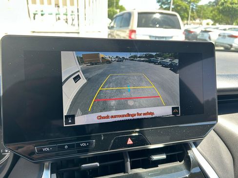 Used 2023 Toyota Venza XLE image 14