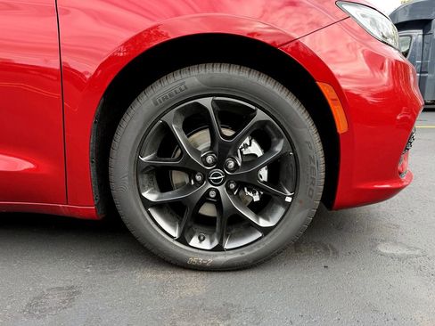 New 2026 Chrysler Pacifica Limited w/ Uconnect Theater Family Group image 10