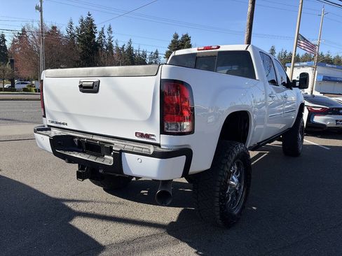 Used 2014 GMC Sierra 2500 Denali w/ Suspension Package, Off-Road AWD/4WD image 9