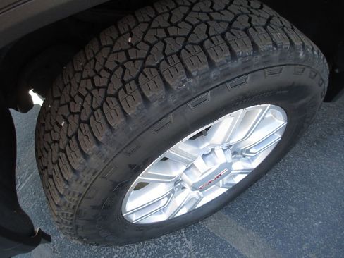 Used 2024 GMC Sierra 2500 SLT w/ SLT Premium Package image 15