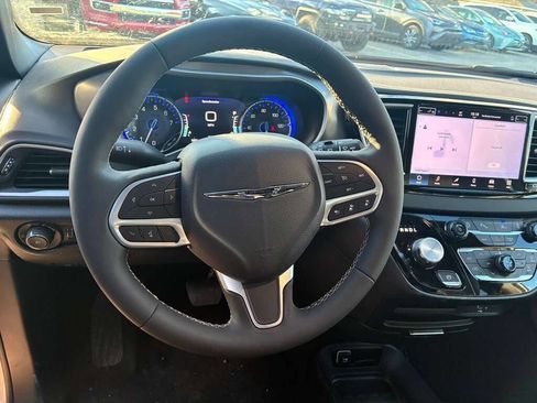 Used 2026 Chrysler Pacifica Select image 12