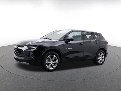 Used 2025 Chevrolet Blazer LT FWD image 3