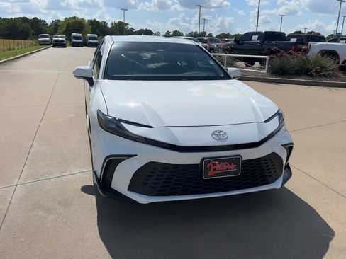 Used 2025 Toyota Camry SE FWD image 3