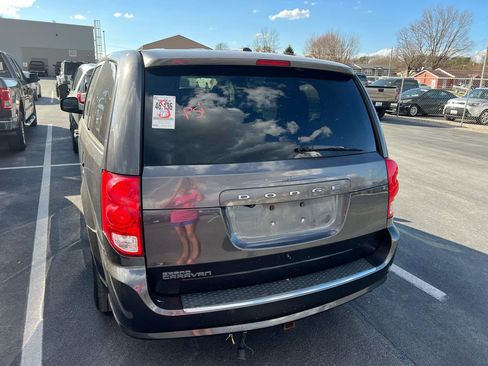 Used 2019 Dodge Grand Caravan SE w/ UConnect Hands-Free Group image 3