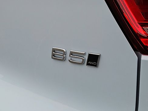 New 2026 Volvo XC40 B5 Plus w/ Protection Package Premier image 21