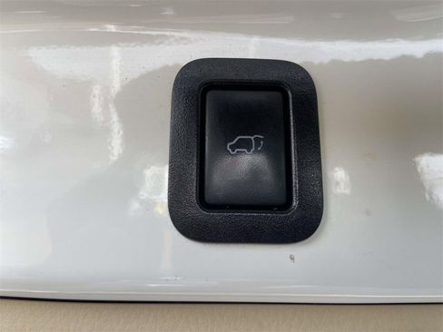 Used 2018 Toyota Highlander XLE image 10