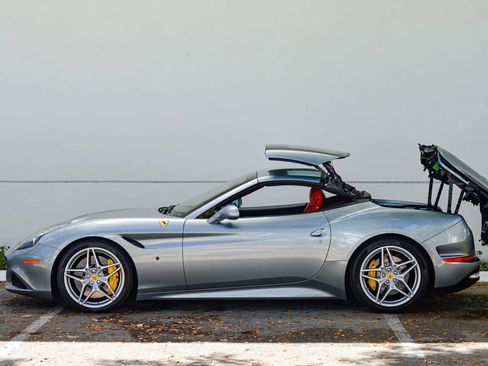Used 2015 Ferrari California T RWD image 8