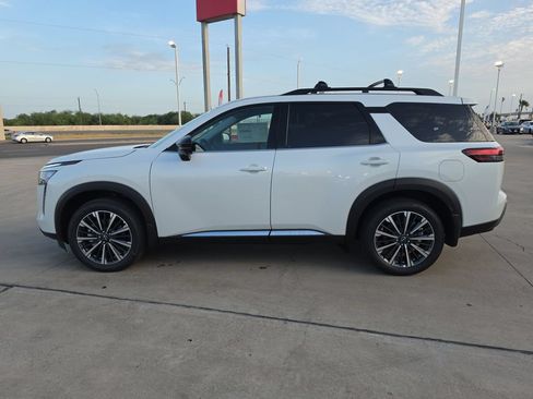 New 2026 Nissan Pathfinder Platinum FWD image 4