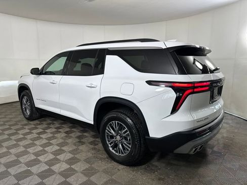 Used 2025 Chevrolet Traverse LT image 5