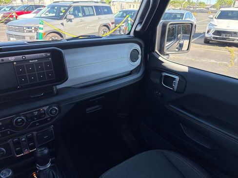 Used 2025 Jeep Wrangler Unlimited Sahara AWD/4WD image 35