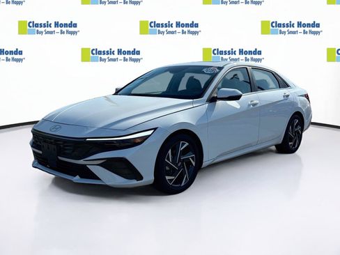 Used 2025 Hyundai Elantra Limited FWD image 3