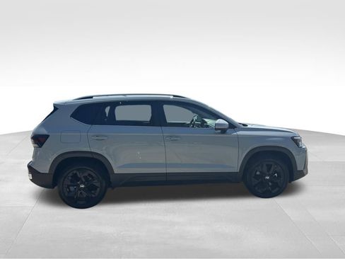 Certified 2025 Volkswagen Taos SE w/ Panoramic Sunroof Package FWD image 5