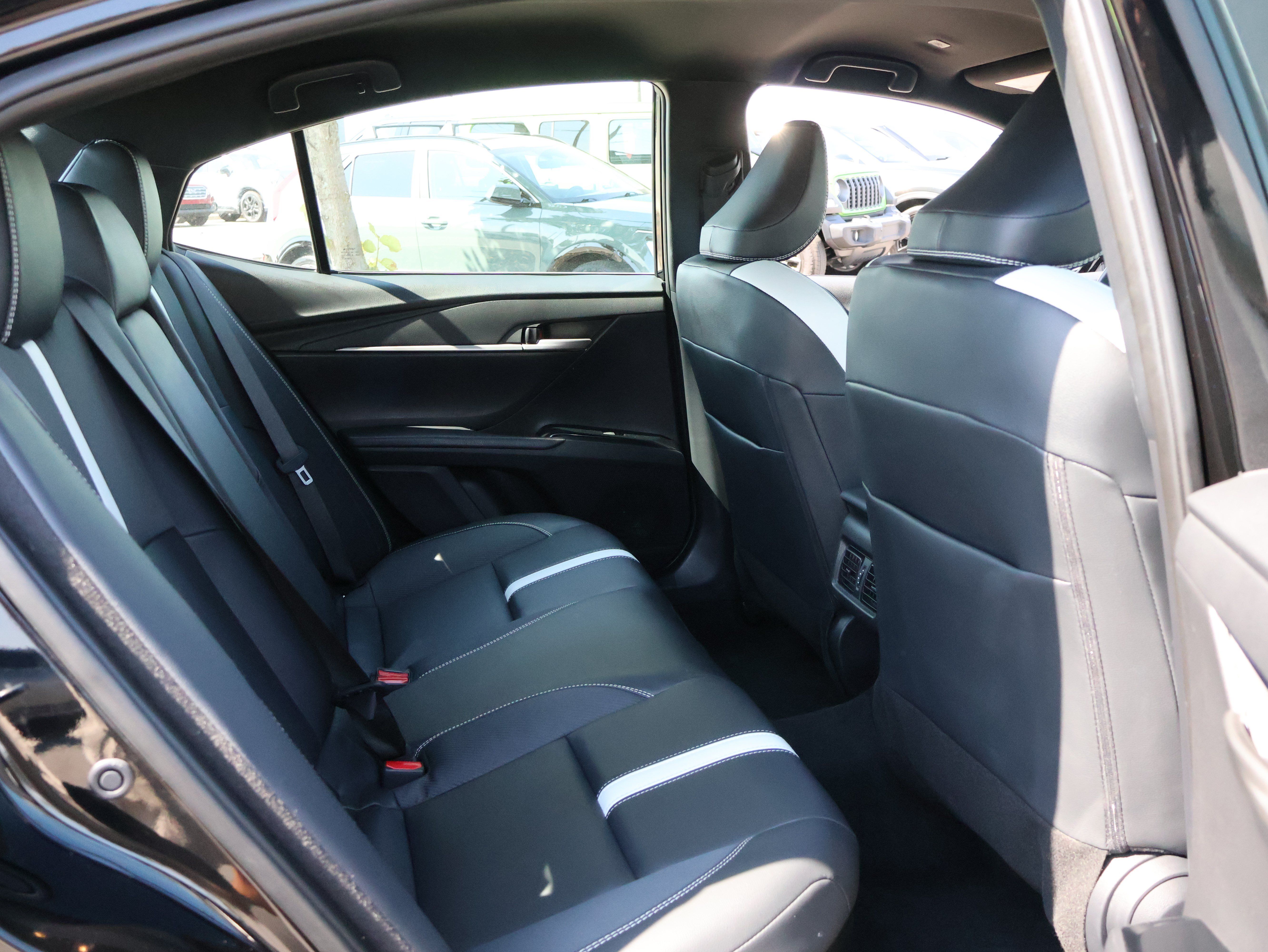 Used 2025 Toyota Camry SE FWD image 9
