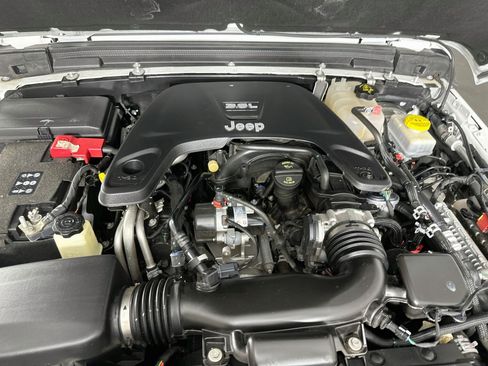 Used 2020 Jeep Wrangler Unlimited Sahara AWD/4WD image 33