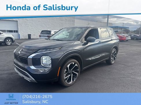 Used 2024 Mitsubishi Outlander SE image 3