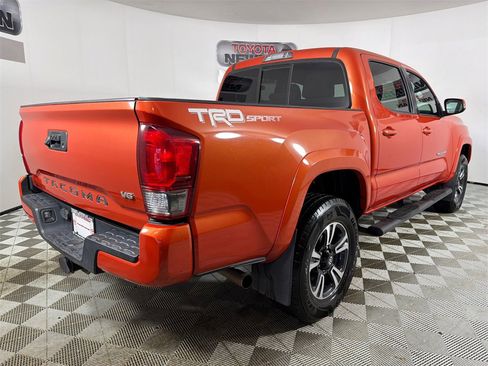 Used 2016 Toyota Tacoma TRD Sport image 4