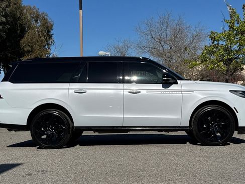 Certified 2025 Lincoln Navigator L Reserve image 3