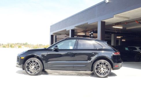 Certified 2025 Porsche Macan image 2