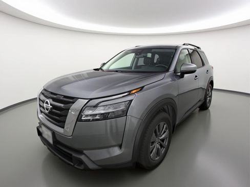 Used 2025 Nissan Pathfinder SV image 3