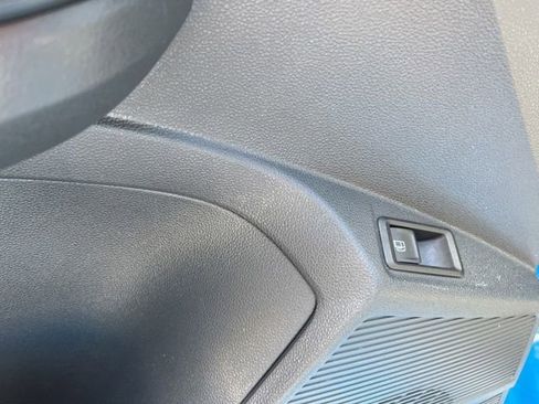 Used 2023 Volkswagen Taos SE w/ Panoramic Sunroof Package image 18