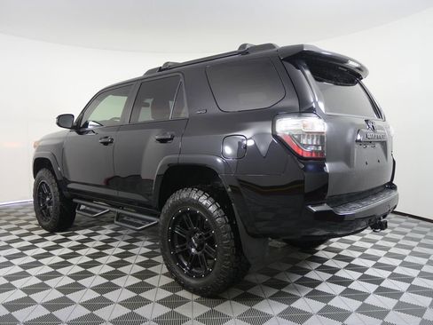 Used 2017 Toyota 4Runner SR5 AWD/4WD image 5