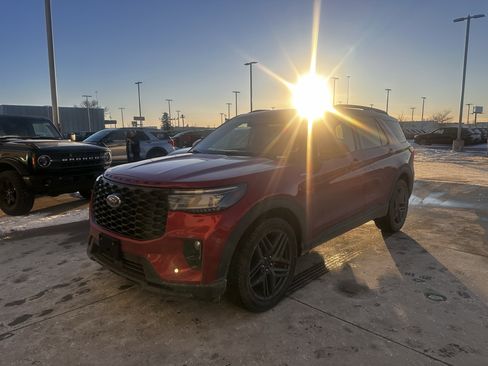 Used 2025 Ford Explorer ST-Line w/ Premium Package image 4