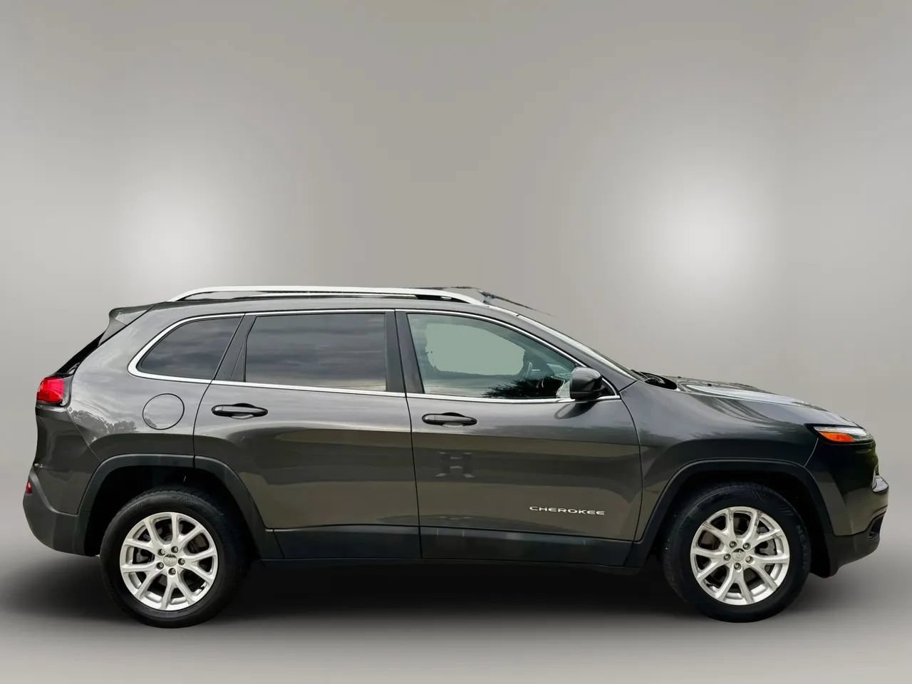Used 2016 Jeep Cherokee Latitude w/ Safety/Convenience Group FWD image 4