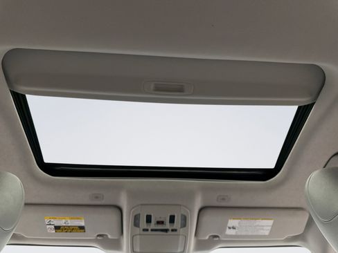Used 2024 Toyota Highlander XLE AWD/4WD image 19