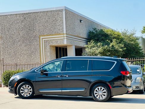 Used 2019 Chrysler Pacifica Touring-L FWD image 7