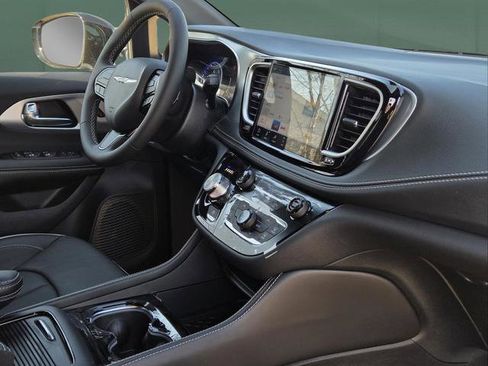 New 2026 Chrysler Pacifica Limited w/ S Appearance Package image 9