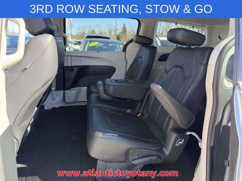 Used 2020 Chrysler Pacifica Touring-L image 16