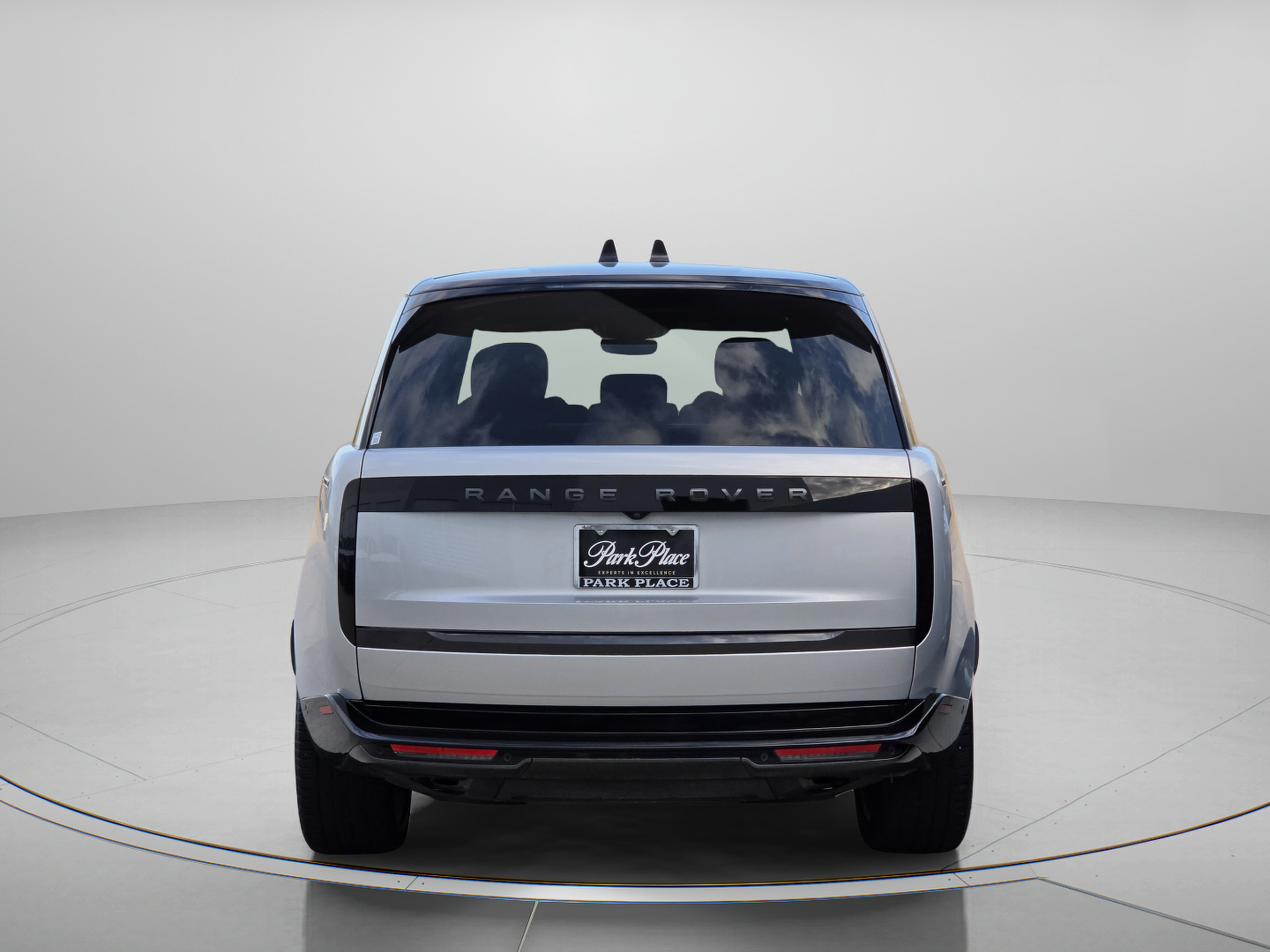 Certified 2025 Land Rover Range Rover Long Wheelbase SE AWD/4WD image 4