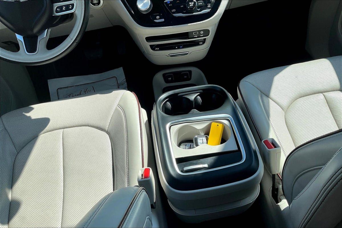 Used 2017 Chrysler Pacifica Limited w/ UConnect Theater Package FWD image 10