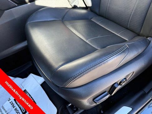 Used 2023 Toyota Venza Limited image 17