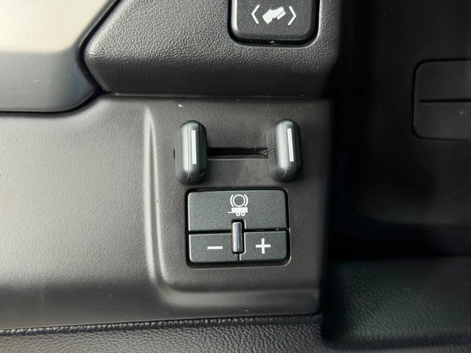 Used 2015 Chevrolet Suburban LT RWD image 38