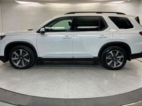 Used 2025 Honda Pilot Touring image 2