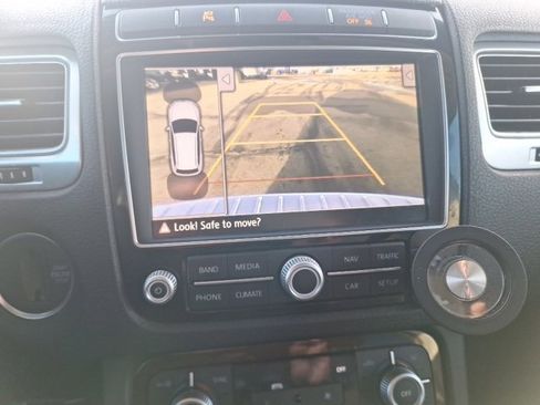 Used 2016 Volkswagen Touareg Sport image 19