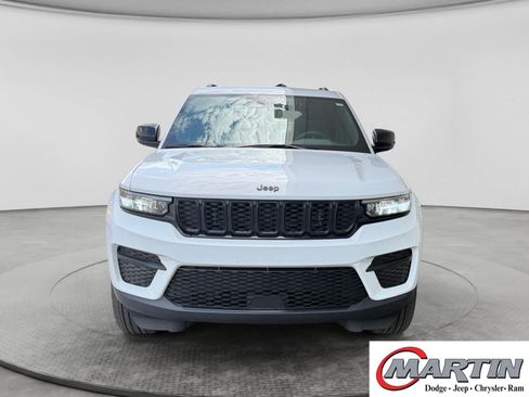 Used 2024 Jeep Grand Cherokee Altitude AWD/4WD image 2
