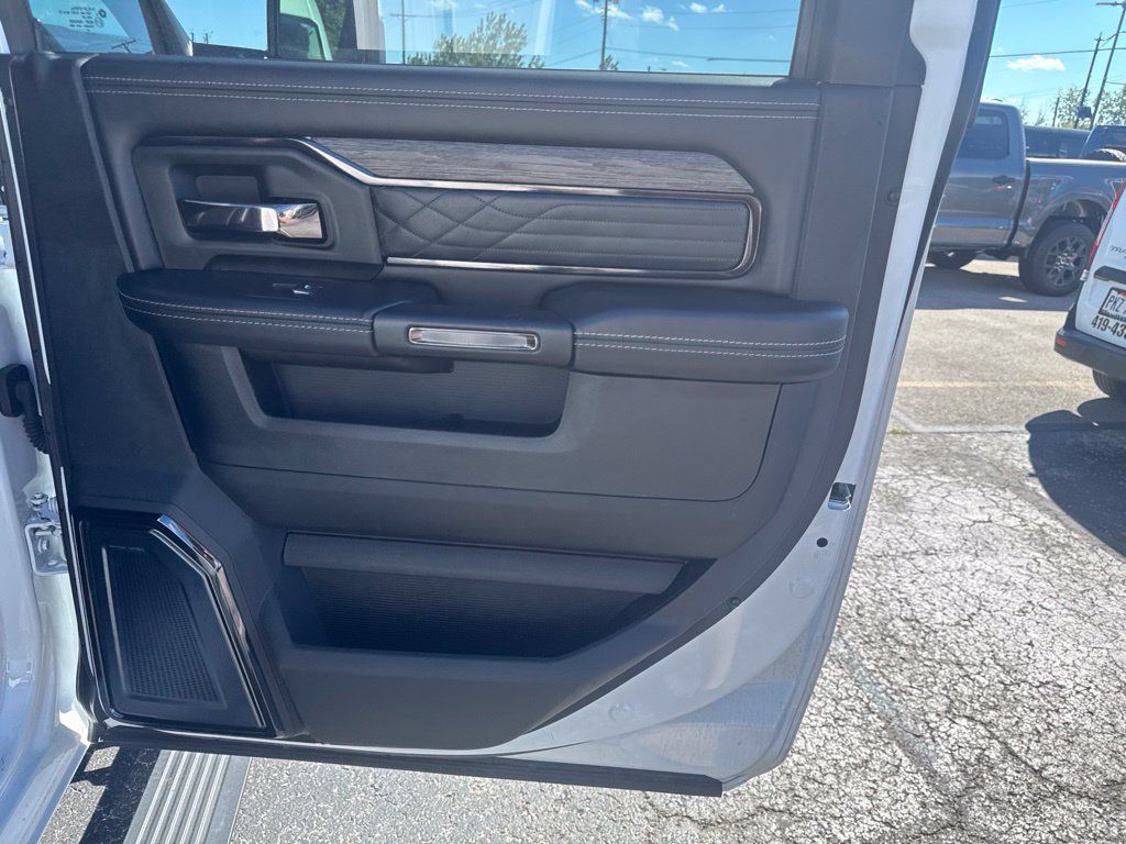 Used 2026 RAM 2500 Limited AWD/4WD image 36
